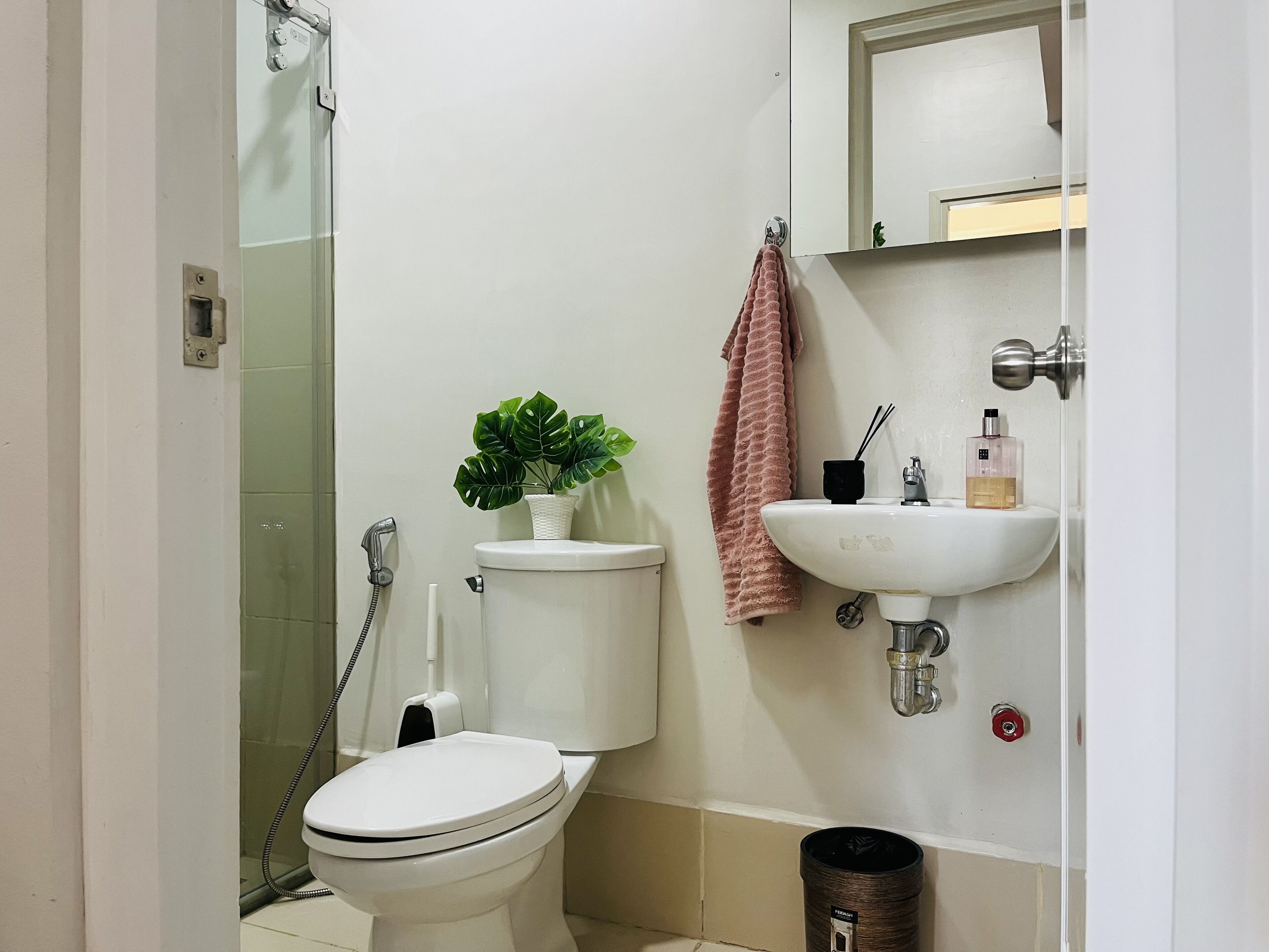 Apartment | Bathroom | Shower, hair dryer, towels, toilet paper