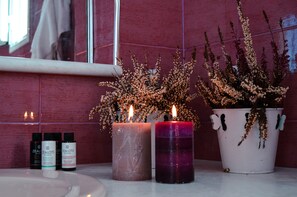 Baignoire, sèche-cheveux, serviettes fournies, savon