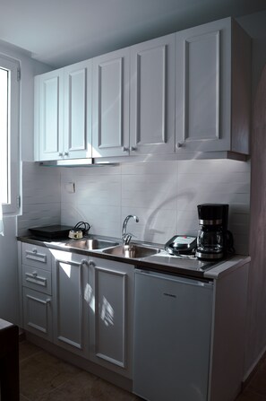 Fridge, coffee/tea maker, electric kettle, dining tables