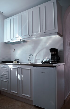 Fridge, coffee/tea maker, electric kettle, dining tables