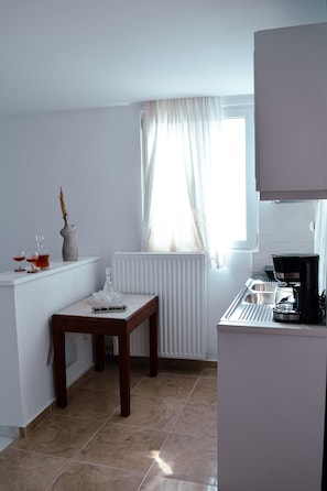 Réfrigérateur, cafetière/bouilloire, bouilloire électrique