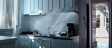 Kjøleskap, kaffetrakter/tekoker, vannkoker og spisebord