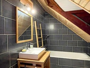 Douche, sèche-cheveux, serviettes fournies, savon