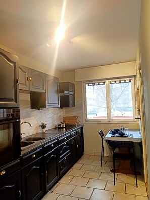 Réfrigérateur, four à micro-ondes, un four, surface de cuisson