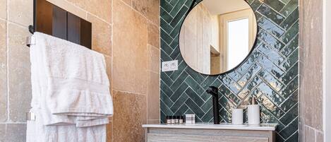 Baignoire, sèche-cheveux, serviettes fournies