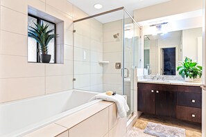 Combined shower/bathtub, hair dryer, towels, soap - Family & dog friendly luxury waterfront home with pool, hot-tub and boat dock (Volente)