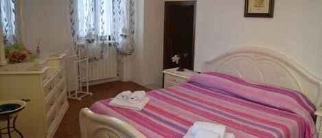 1 chambre, coffre-fort, fer et planche Ă repasser