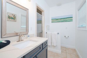 Douche, sèche-cheveux, serviettes fournies