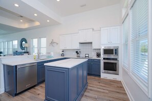 Fridge, microwave, oven, stovetop - New!! Stunning Gulf Front, private pool, sleeps 16 (Port St. Joe)
