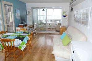 Smart TV - 2 rooms standing facing the sea (La Rochelle)