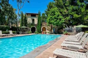 Piscina all'aperto, una piscina riscaldata