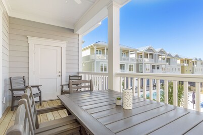 A FEW STEPS TO OCEAN in EMERALD ISLE, NC! Come visit walk to all entertainment!