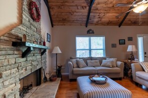 تلفزيون ذكي، مدفأة، كرة قدم الطاولة، تنس طاولة