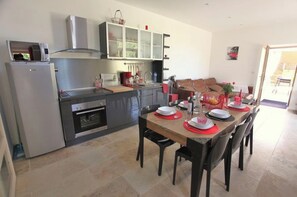 Kjøleskap, mikrobølgeovn, ovn og kokeplater