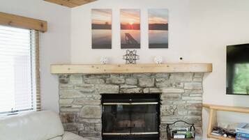 Smart TV, fireplace, books, stereo