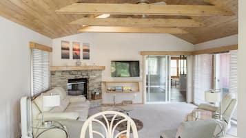 Smart TV, fireplace, books, stereo