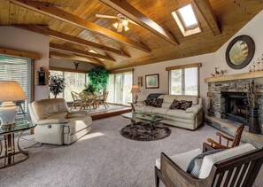 Smart TV, fireplace, books, stereo