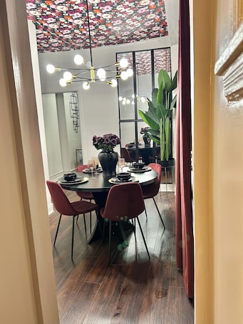 Dining. Lovely 1- bedroom Apartment Sleep 2