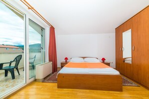 4 bedrooms, desk, free WiFi, bed sheets - Sonnige Villenwohnung 7+1 mit Pool und Grill  (Kaštel Novi)