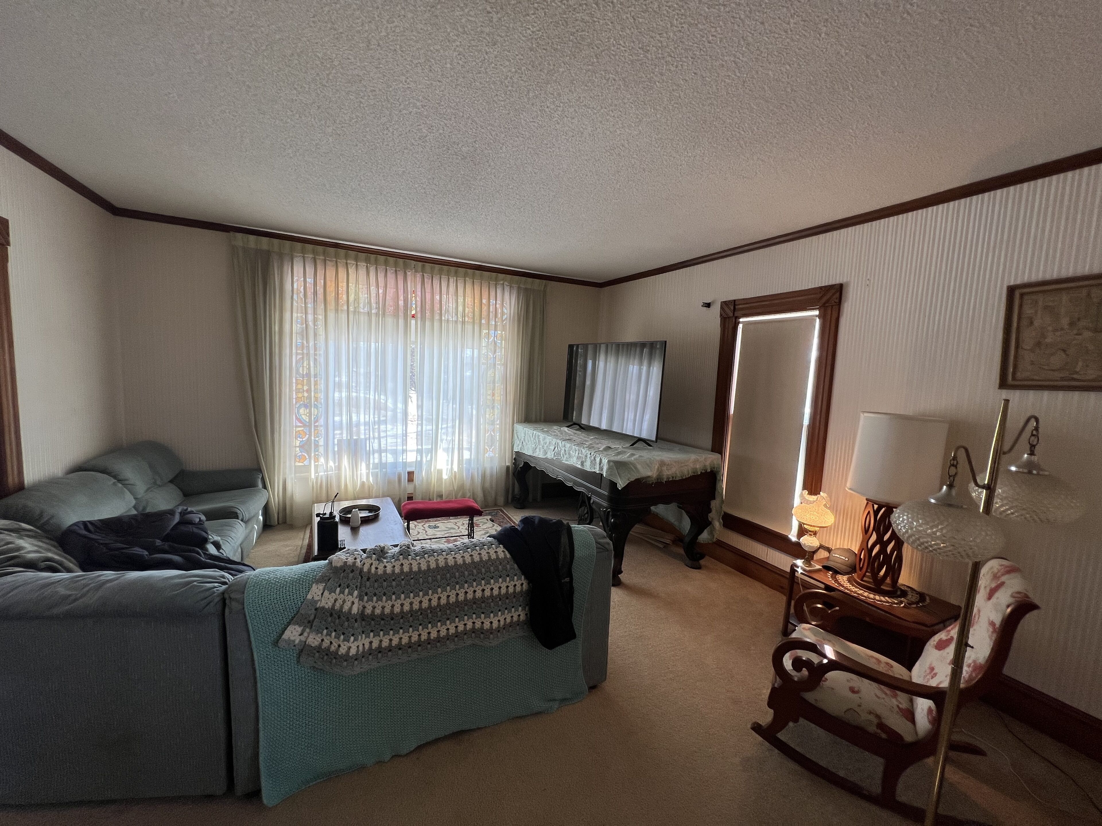 The Oaks House, a Huge 8 BR 1800’s Theme House with Rates as low as $20 per Room