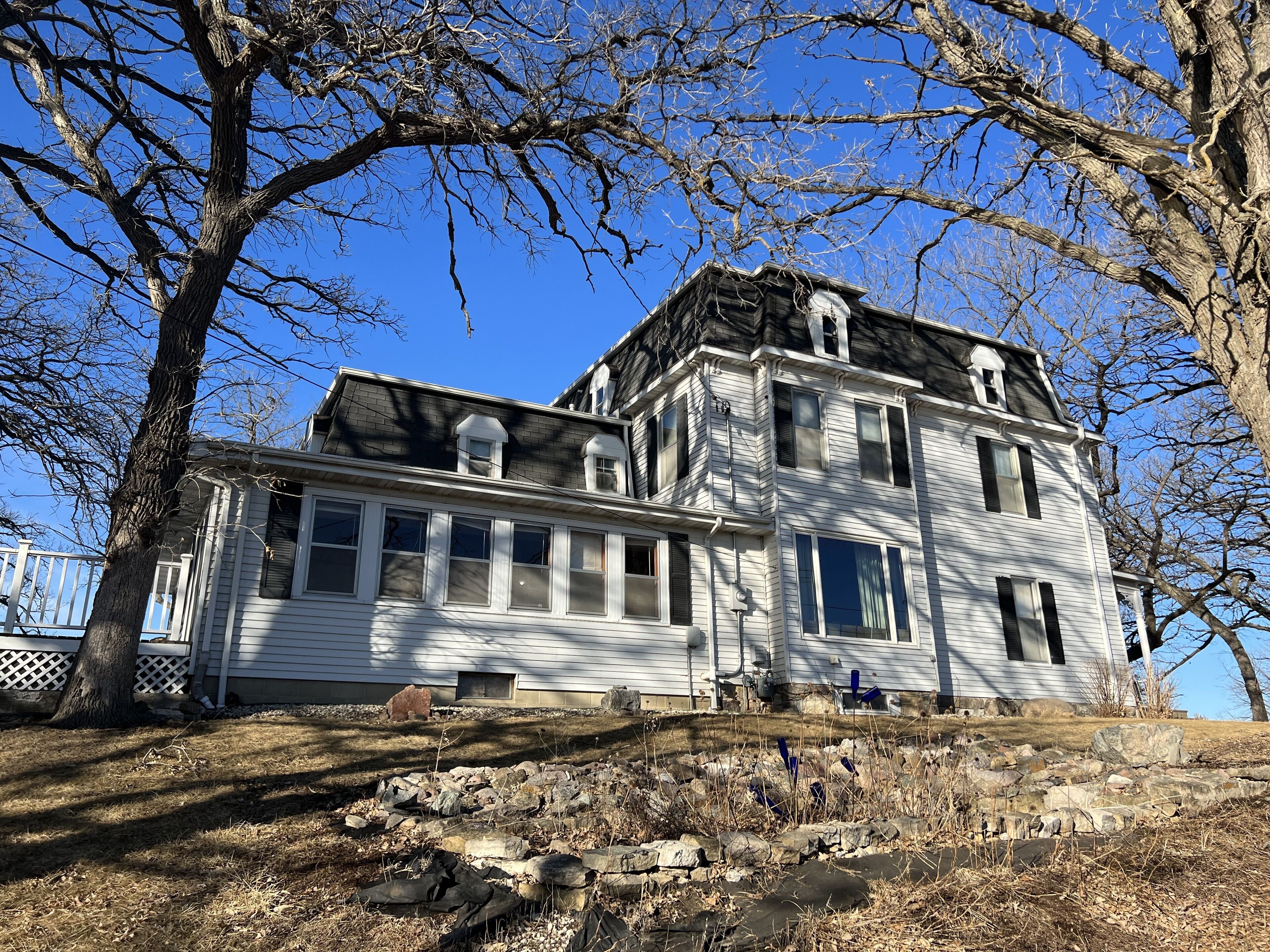 The Oaks House, a Huge 8 BR 1800’s Theme House with Rates as low as $20 per Room