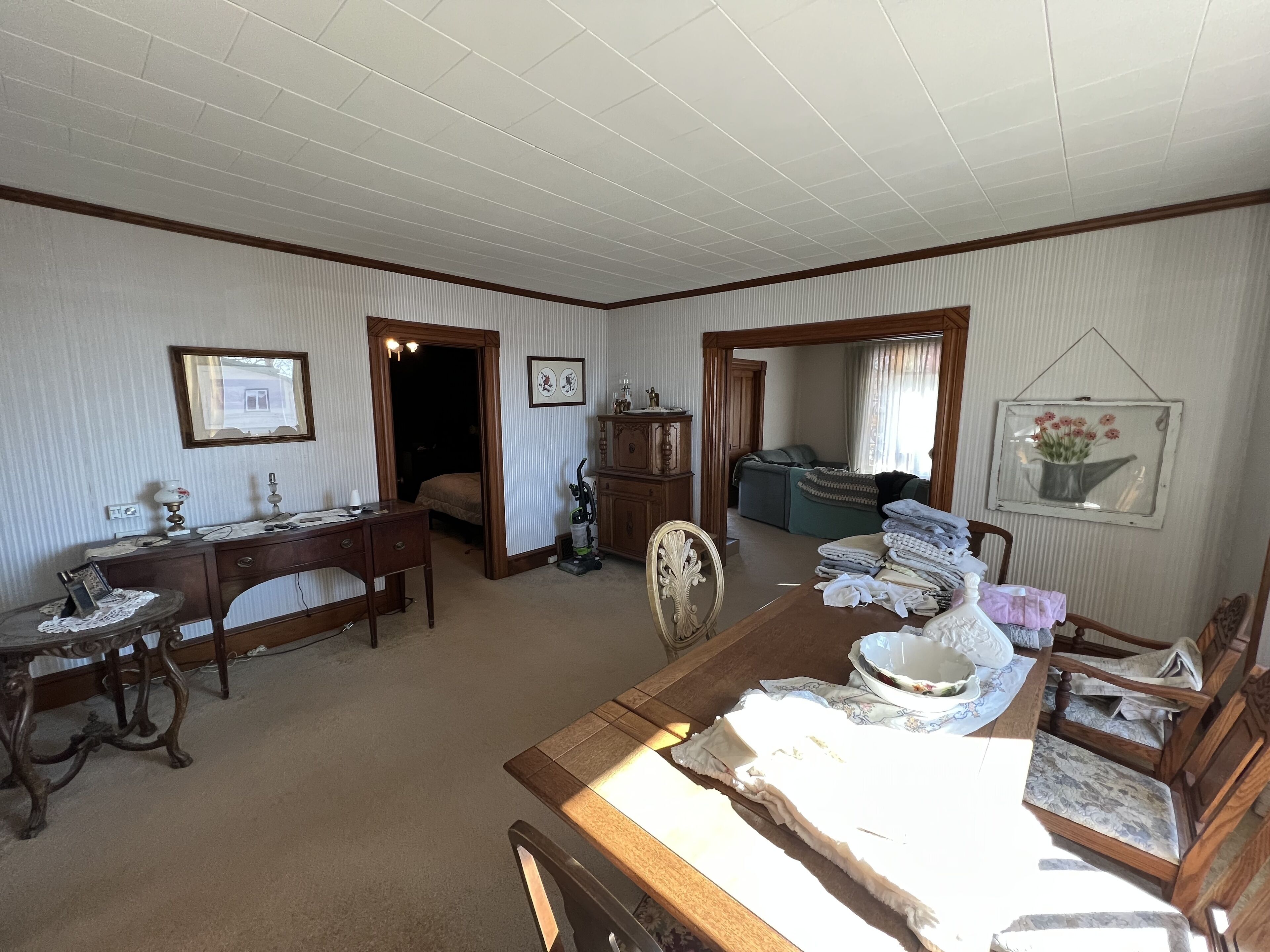 The Oaks House, a Huge 8 BR 1800’s Theme House with Rates as low as $20 per Room