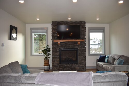 NEW HOME! Pacific City, NHBRHD off Cape Kiwanda Dr, 5 min. walk to beach/Pelican