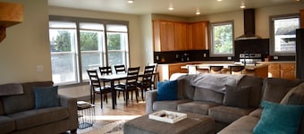 NEW HOME! Pacific City, NHBRHD off Cape Kiwanda Dr, 5 min. walk to beach/Pelican