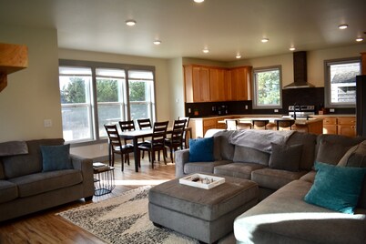 NEW HOME! Pacific City, NHBRHD off Cape Kiwanda Dr, 5 min. walk to beach/Pelican