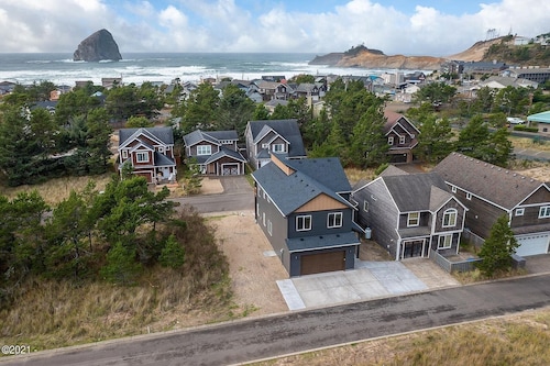 NEW HOME! Pacific City, NHBRHD off Cape Kiwanda Dr, 5 min. walk to beach/Pelican