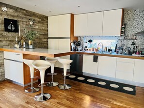 ثلاجة، ميكروويف، فرن، موقد طهي مسطح