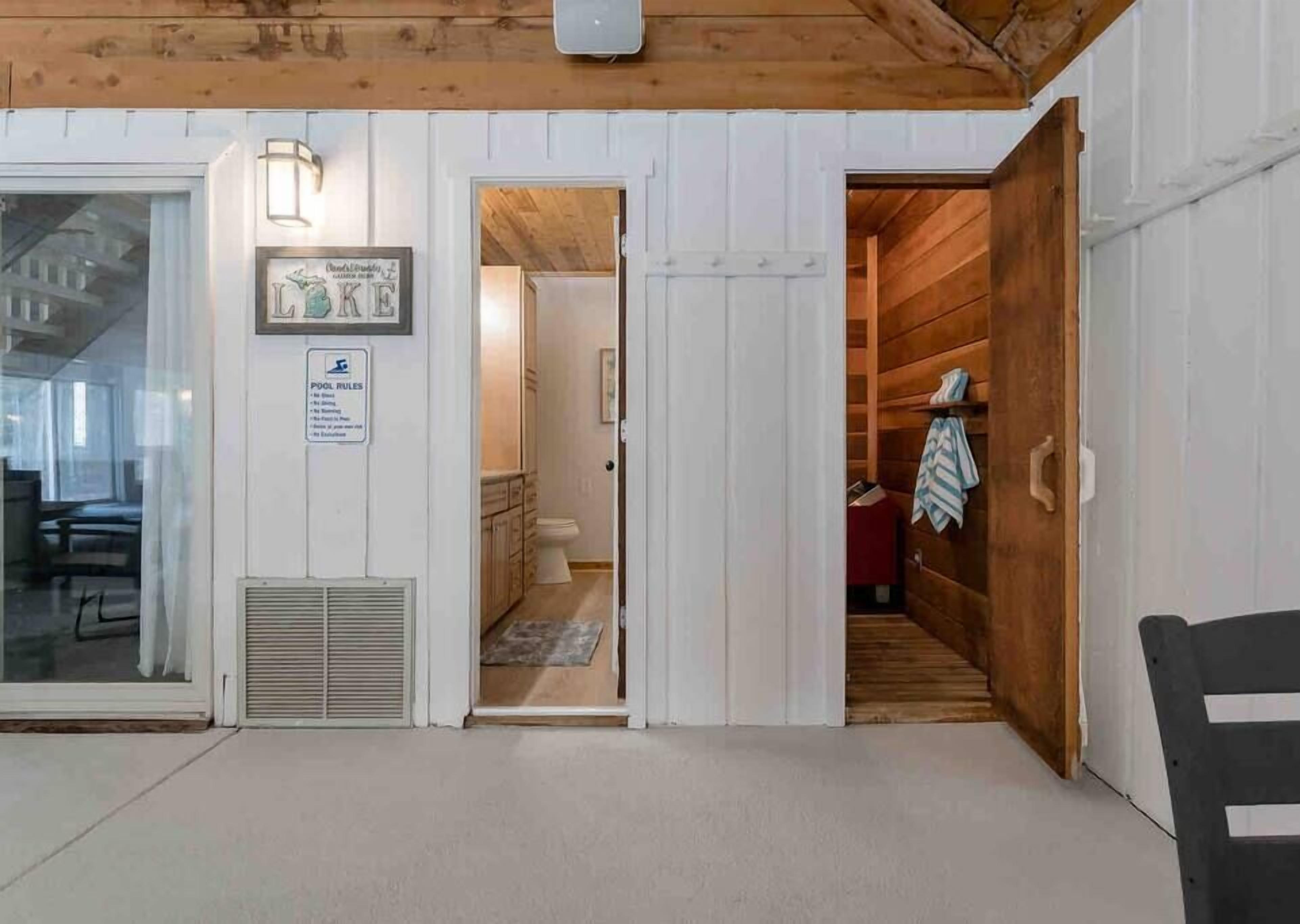 Indoor Pool by Lake Michigan Beaches & Grand Haven / Slps 24 w/ Tennis & Hot Tub