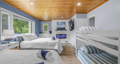 Indoor Pool by Lake Michigan Beaches & Grand Haven / Slps 24 w/ Tennis & Hot Tub