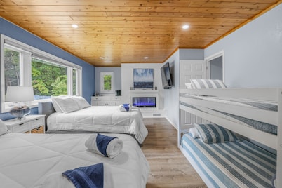 Indoor Pool by Lake Michigan Beaches & Grand Haven / Slps 24 w/ Tennis & Hot Tub