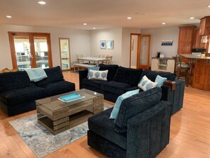 TV connectée, cheminée, table de tennis de table, livres