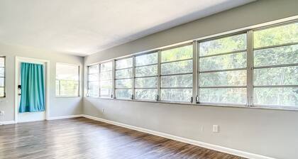 Fully Equipped 3BR Home in Deltona FL w/Garage