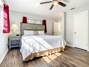 3 bedrooms, desk, iron/ironing board, free WiFi