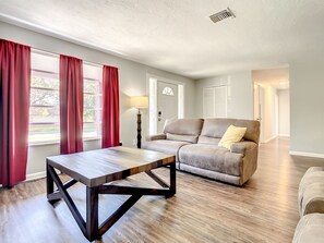 Smart TV, DVD player, offices - Fully Equipped 3BR Home in Deltona FL w/Garage (Deltona)