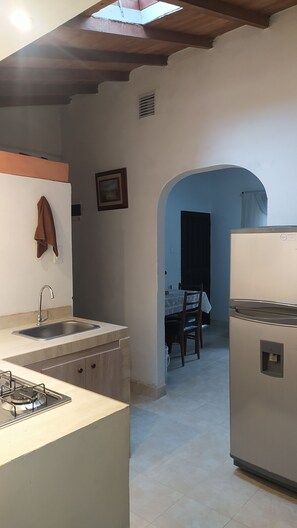 Mikrowelle, Kochgeschirr/Geschirr/Besteck, Esstisch