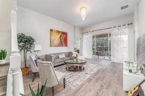 智能电视、壁炉、桌上足球