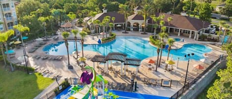 Un complexe hôtelier doté de plusieurs piscines, d’un parc aquatique et d’un bâtiment avec un toit rouge.
