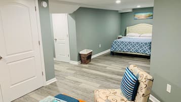 Een bureau, een strijkplank/strijkijzer, wifi