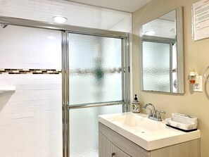 Hair dryer - Semi Private cozy studio near downtown. (Montclair)