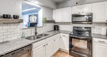 The House of Cards- just 8 mins to airport!