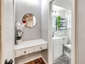 Kombination af bruser/badekar, hårtørrer, bidet, håndklæder