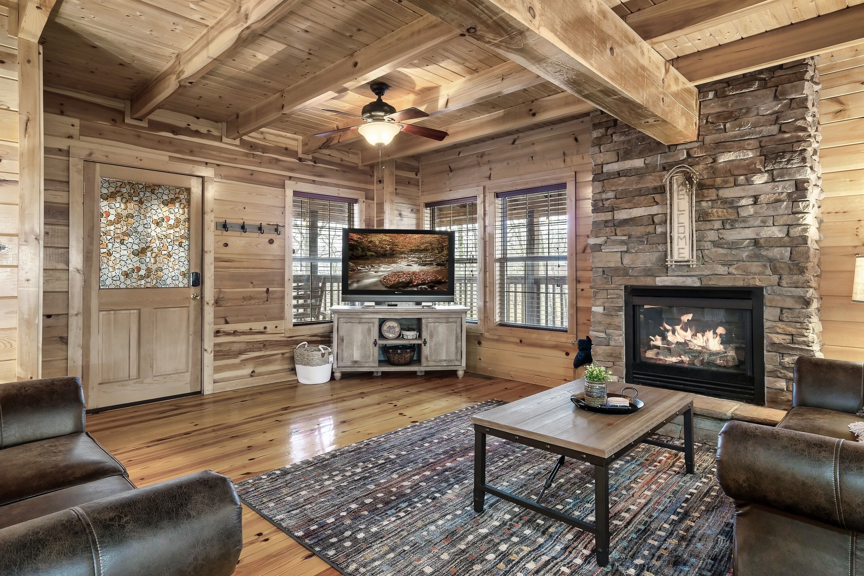 Spacious, pet-friendly, games, hot tub, fast wifi. Great for families with dogs