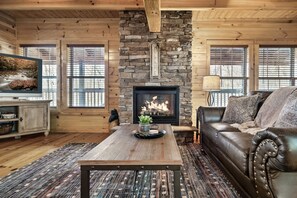 تلفزيون ذكي، مدفأة، ألعاب فيديو، كرة قدم الطاولة