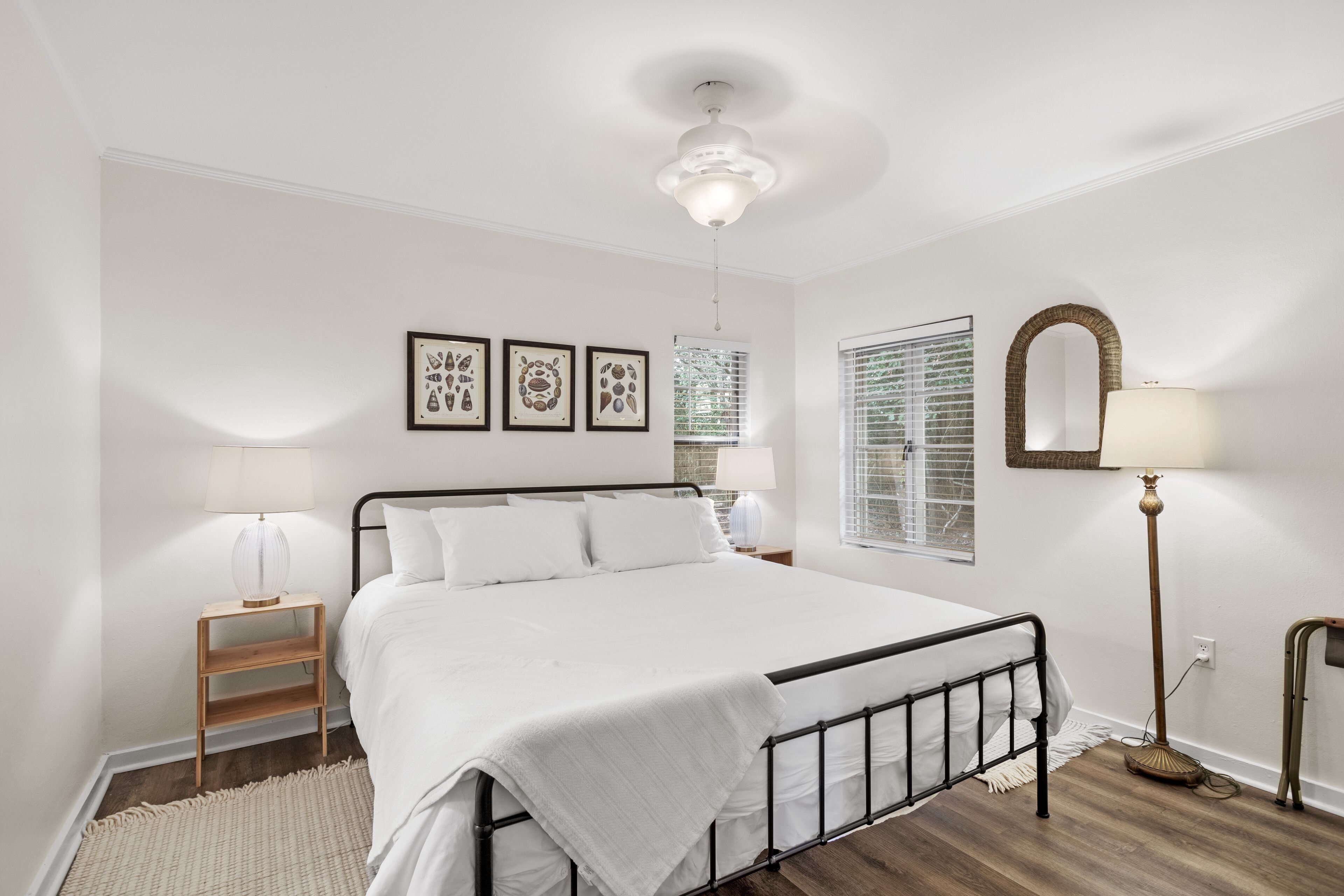 4 chambres, bureau, fer et planche à repasser, lit parapluie