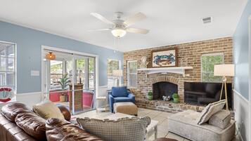 TV connectée, livres, écrans d'ordinateur