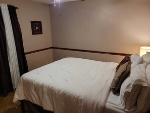 4 bedrooms, WiFi, bed sheets - Newly available Masters week rental (Evans)